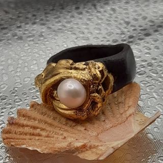 Prsteny s pravou perlou. Perly si necháváme posílat z farmy Zhuji. Ta byla založena v roce 2009 a specializuje se na...