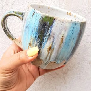 Na víkendový trh v Berouně bereme i tyhle boží veeeeliké hrnky v několika barevných provedeních 🤩